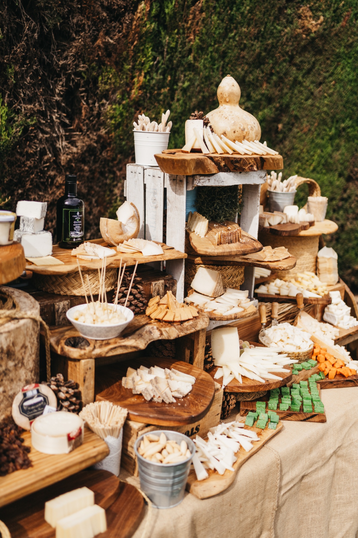 Mesa de quesos artesanos para boda con presentación cuidada